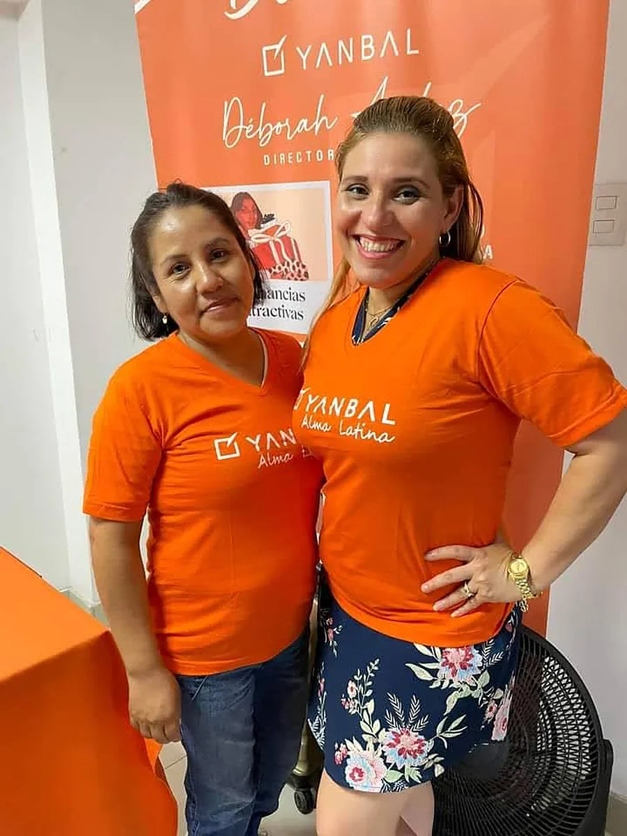 Consultoras Alma Latina. Nuevas incorporaciones estrenando el uniforme del equipo.