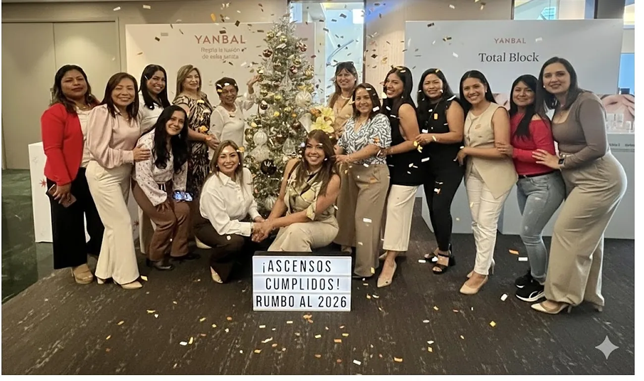¡Ascensos cumplidos!. El equipo celebrando en Yanbal los ascensos alcanzados de cara a la nueva temporada.