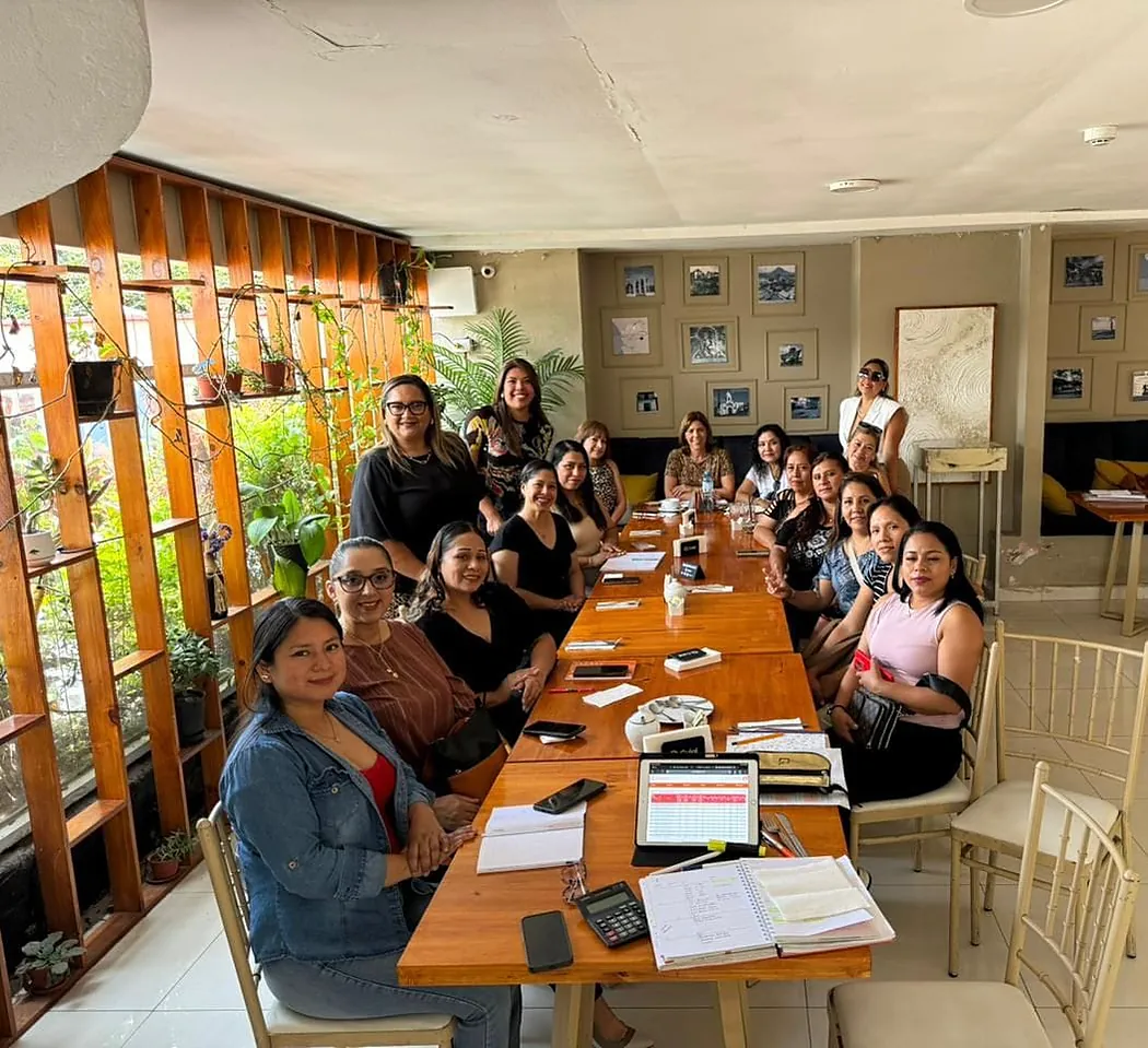 Reunión de equipo. Capacitación y planificación de campaña, con metas sobre la mesa.
