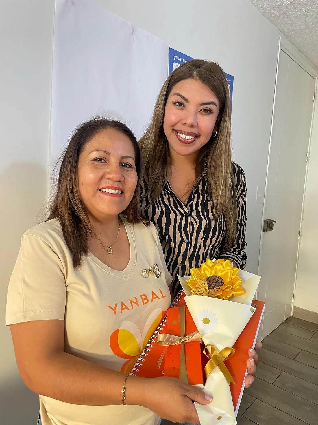 Karim Yarasca Solano entrega un reconocimiento a una consultora de su equipo Yanbal