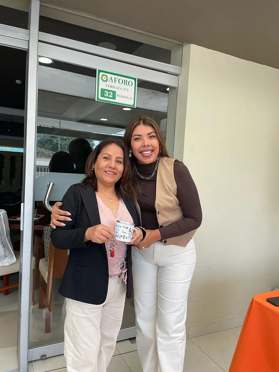 Reconocimiento entregado. Cada logro se entrega en mano y se aplaude delante del grupo.